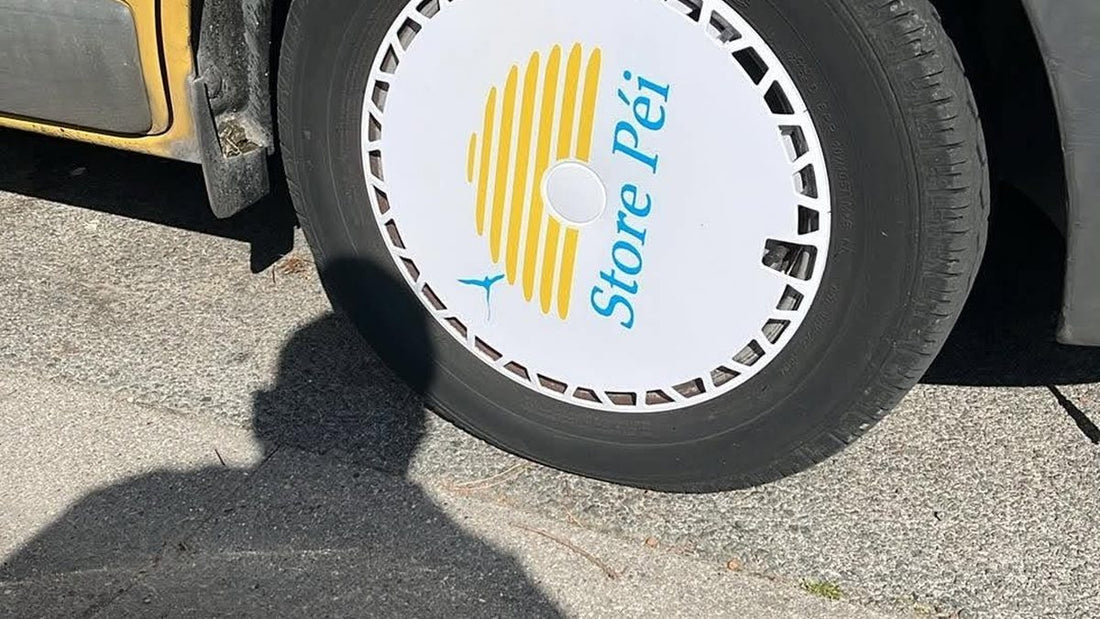Calota Rim Crew encaixada na roda dianteira de um Renault Trafic.