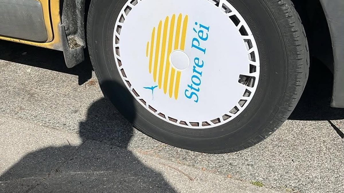 Enjoliveur Rim Crew clipsé sur la roue avant d'un Renault Trafic.