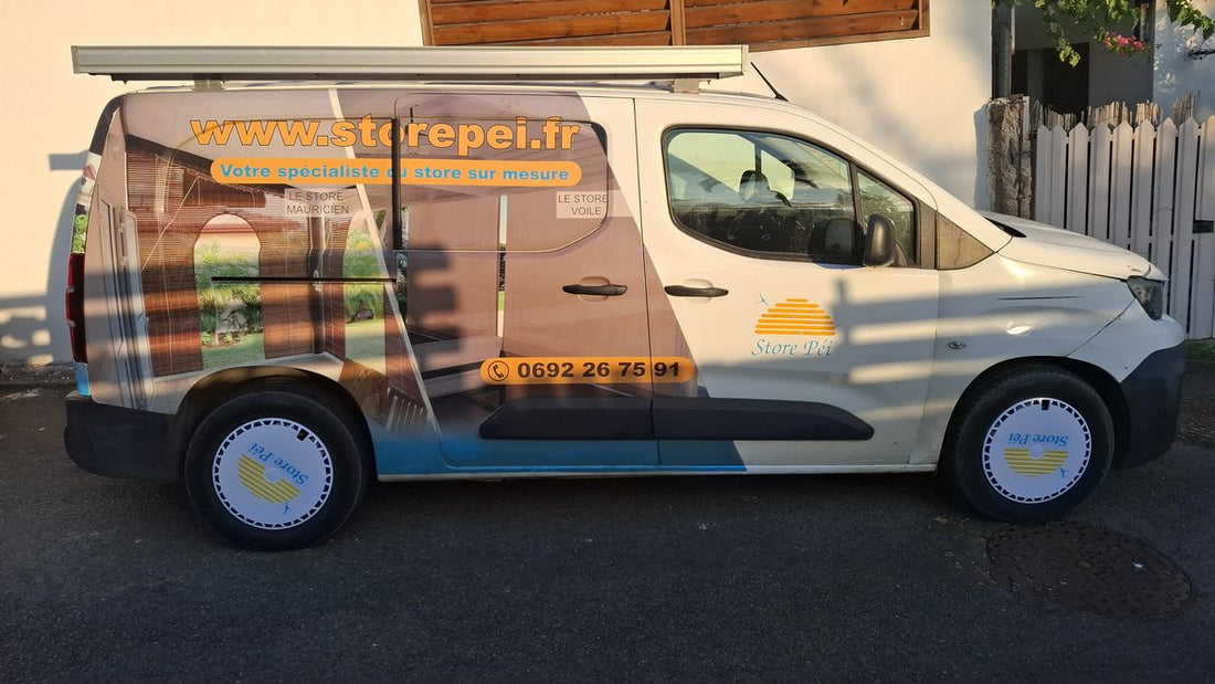 Veículo de empresa equipado com tampões com o logótipo da sociedade.