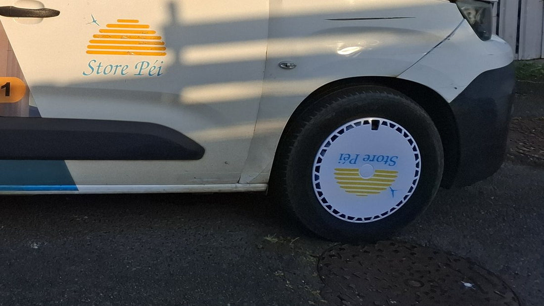 Roda traseira de uma carrinha Store Péi com a sua calota impressa.