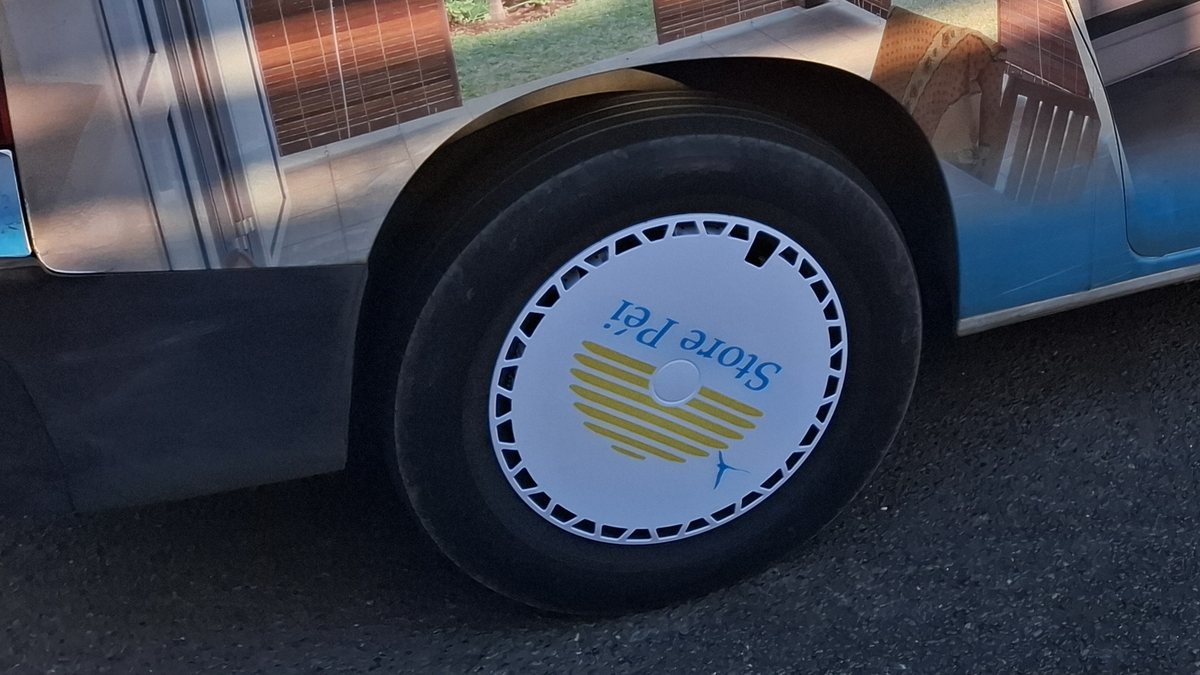Enjoliveur imprimé Store Péi sur la jante tôle d'un Peugeot Partner.