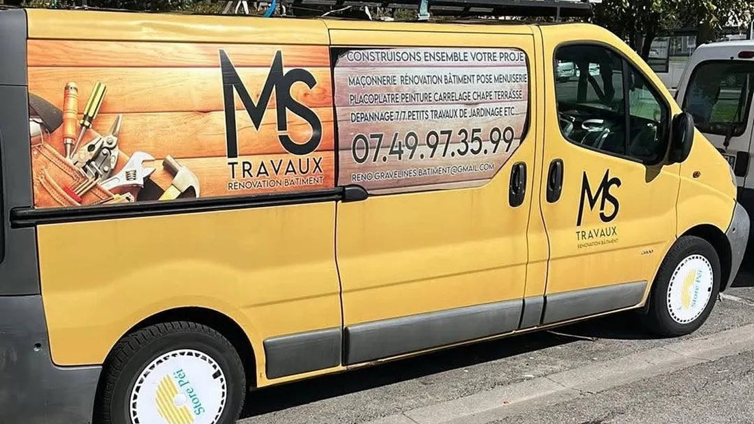 Carrinha Renault Trafic de um profissional equipada com calotas impressas Rim Crew.