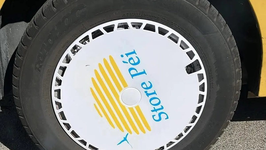 Roda de uma carrinha amarela com um tampão personalizado.