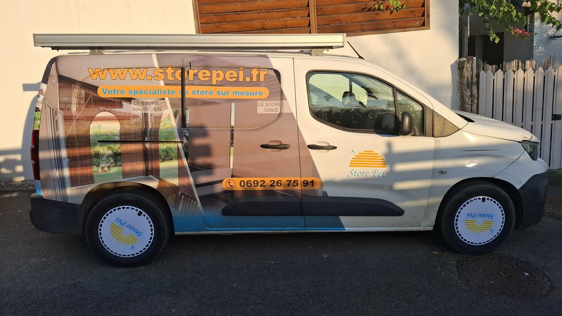 Peugeot Partner decorado Store Péi, com calotas com o logótipo da empresa em cada roda.