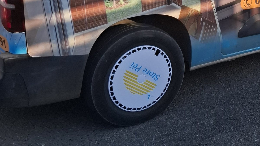 Roda traseira de um Peugeot Partner equipada com uma calota impressa Rim Crew.