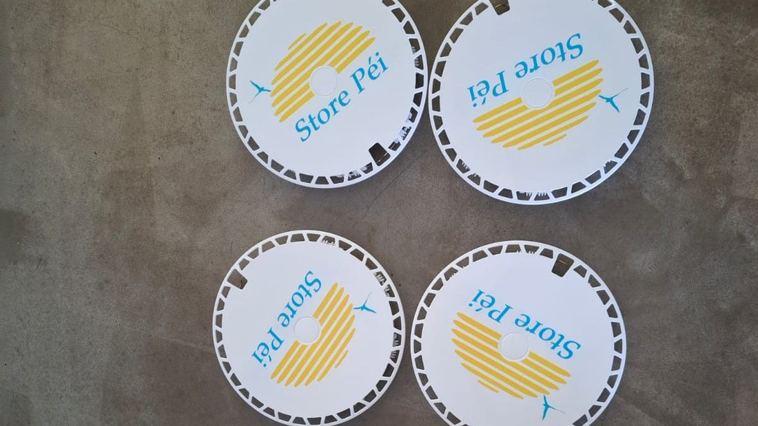Conjunto de quatro tampões impressos, acabados de sair da caixa.