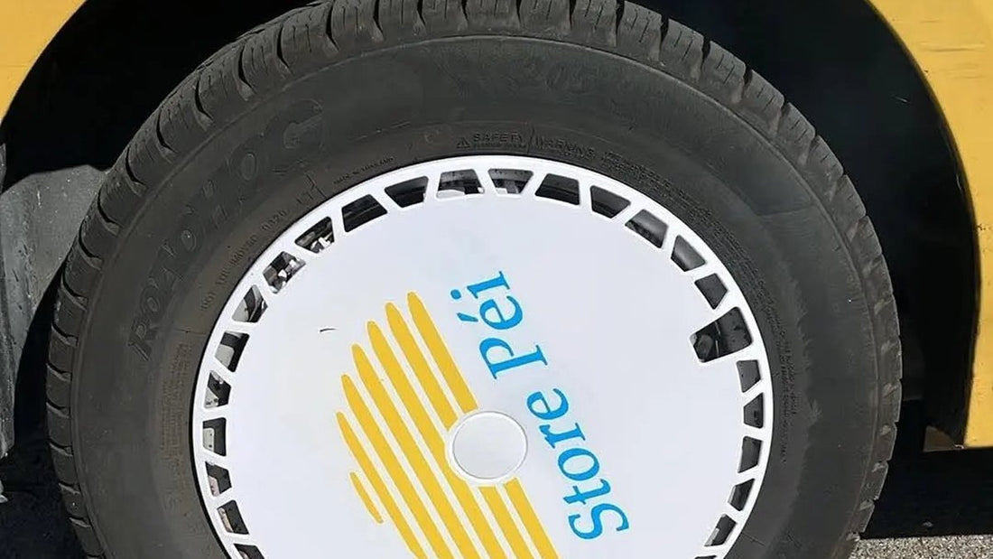 Calota Rim Crew de 16 polegadas montada na roda de um Renault Trafic, com o flanco do pneu visível.