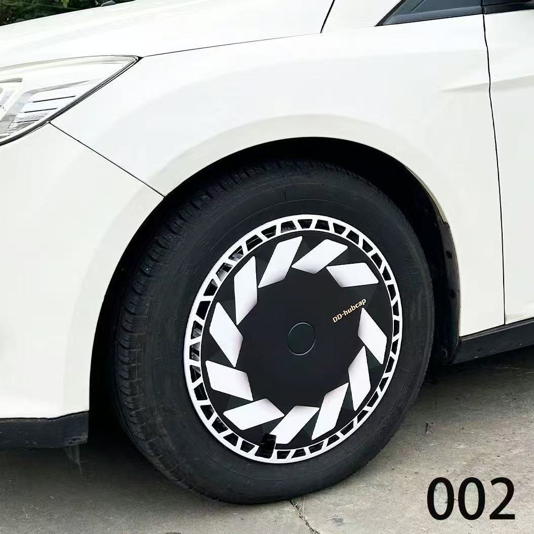 Enjoliveur personnalisé Rim Crew posé sur la roue d'une voiture blanche, design 002 à motifs graphiques noir et blanc