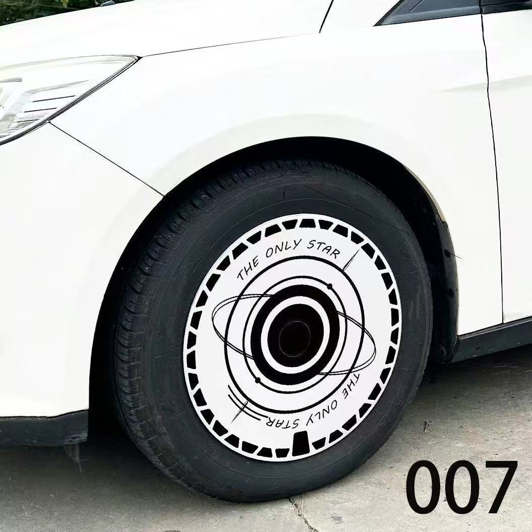 Enjoliveur personnalisé design 007 The Only Star, motif orbite noir sur fond blanc, monté sur roue