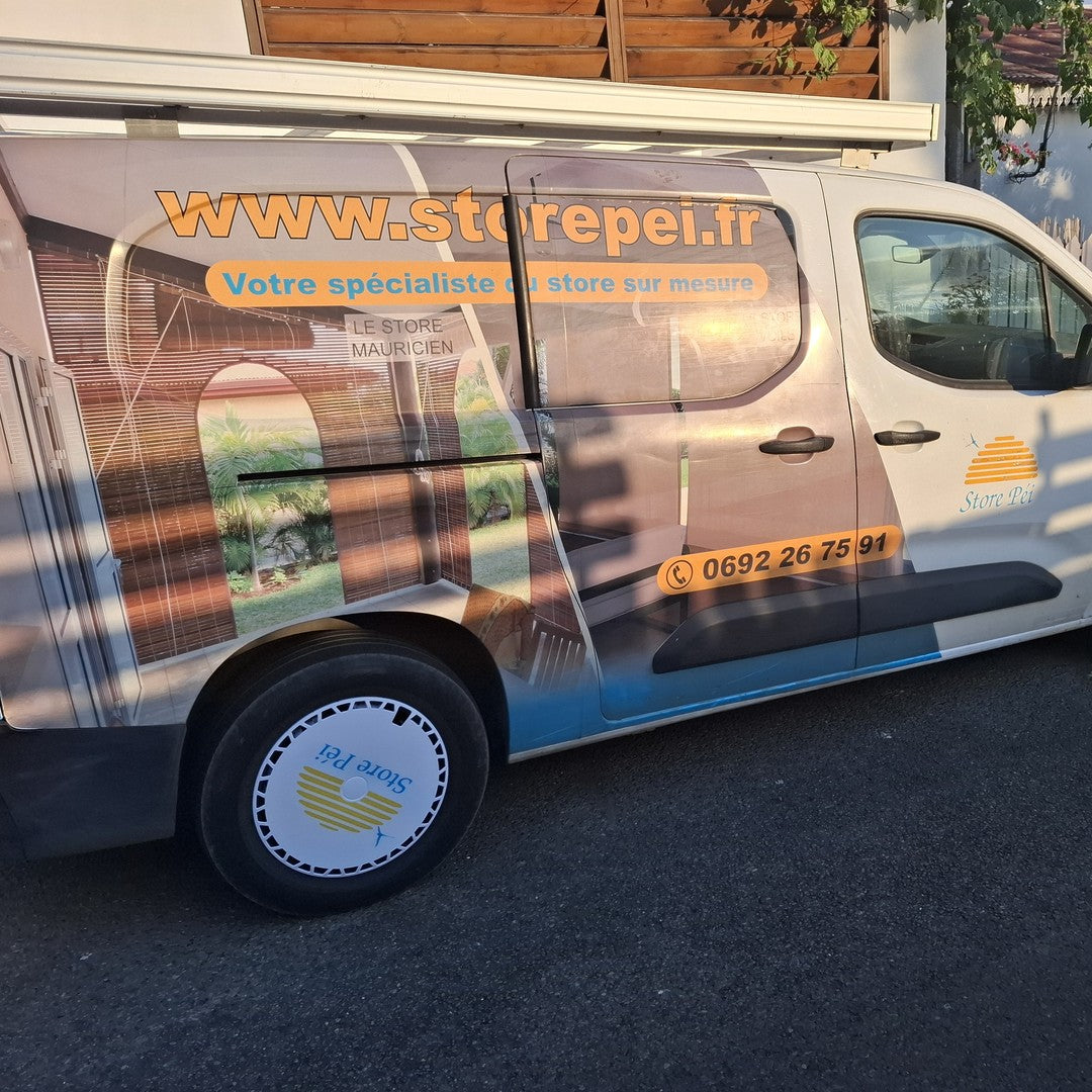 Fourgon Peugeot Partner de Store Péi équipé du kit Rim Crew 16 pouces au logo de l'entreprise, imprimé en UV