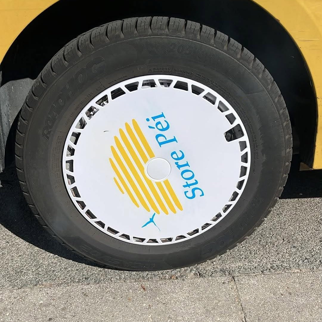 Enjoliveur personnalisé Rim Crew 16 pouces posé sur un Renault Trafic II, logo Store Péi imprimé en UV