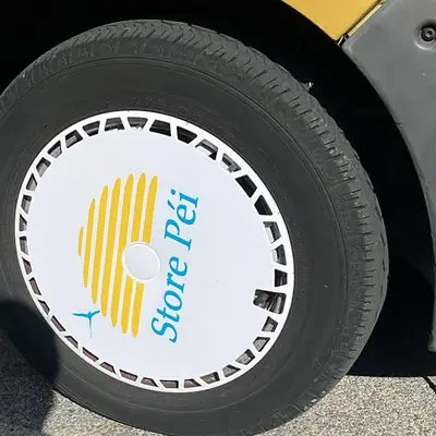 Roue avant du Renault Trafic avec son enjoliveur Rim Crew imprimé en UV