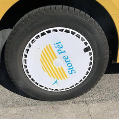 Enjoliveur imprimé au logo Store Péi, posé sur un Renault Trafic II